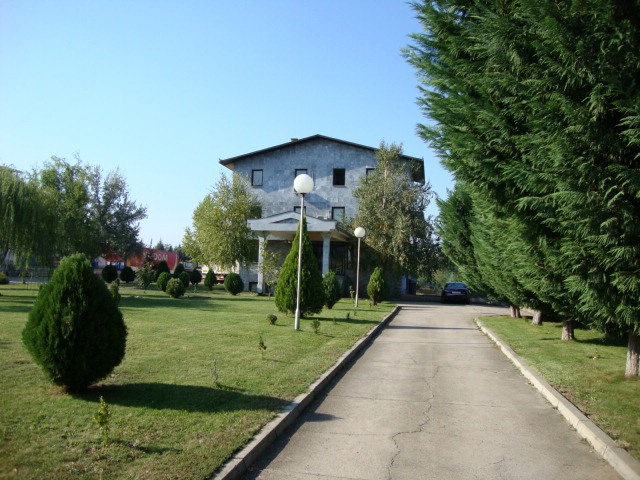 3000m2 МагацинСкладирањето го вршиме во сопствен магацин со 3000m2 корисен простор, од кој 1000m2 за пакување и складирање на волна, 2000m2 за складирање на кожа опремен според совремните стандарди за складирање и дезинфекција. Располагаме со систем за сл...