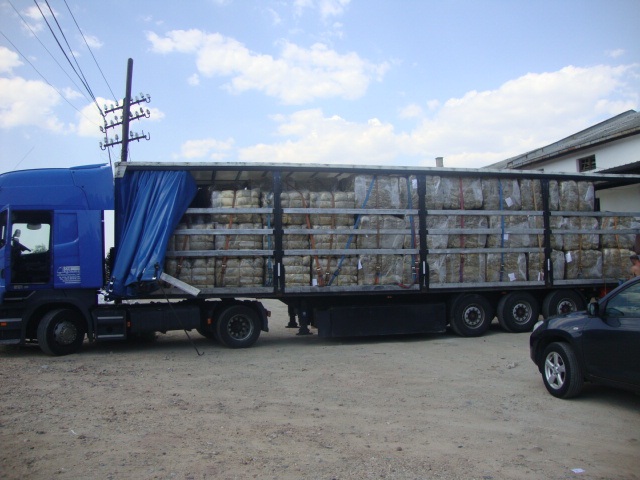 500m2 ЛадилникЛуна Комерц има изградено современ ладилник од 500m2 за складирање на сурови кожи со капацитет од 300 тони палетирана кожа, со температура на одржување од 3 до 6 Co